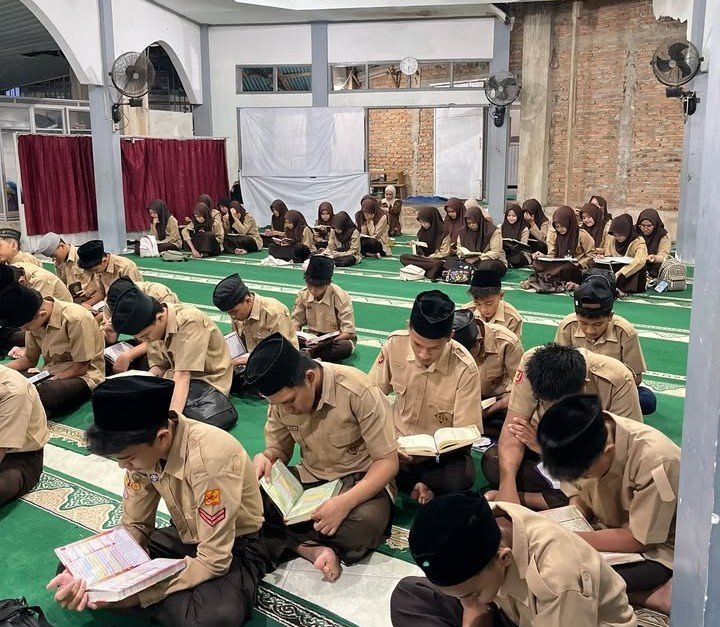 Membaca Al-Qur'an